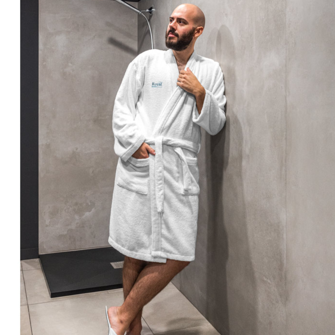 Albornoz ecológico de algodón reciclado y certificado OEKO-TEX®, fabricado en Europa, con bolsillos y cinturón ajustable.